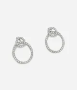 Aros plateados con forma circular y strass incrustados.
