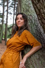 Mono color ocre de gabardina 100% algodón, con corte clásico, cierre frontal completo, pantalón largo con bolsillos, manga corta y cintura fruncida en la espalda.