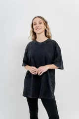 Remera oversize color marrón con efecto lavado, cuello redondo y mangas cortas amplias.