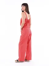 Pantalón de vestir color beige, de corte palazzo, con bolsillos laterales y cintura alta.