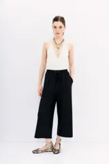 Pantalón negro de corte crop, con cintura elástica ajustable con cordón.