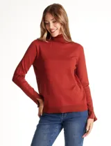 Polera tejida en hilado fino color verde oscuro, de manga larga con tajo en el puño y cuello alto.