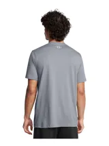 Remera blanca de hombre, marca Under Armour, modelo Sportstyle Logo. Tiene mangas cortas y cuello redondo. El logo de la marca está estampado en el pecho en color negro.