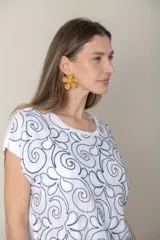 Remera verde con estampado de hojas en azul marino, de lino en el frente y algodón en la espalda.