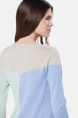 Buzo tejido de punto con diseño de bloques de color: azul marino en la parte superior, beige en la mitad izquierda y lila en la mitad derecha.