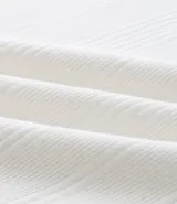 Remera de algodón color crudo con textura vertical, cuello redondo y mangas cortas con rib de color marrón.