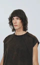 Remera manga corta color marrón óxido con recortes en delantero y mangas, confeccionada en algodón con efecto gastado y calce oversize.