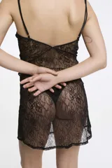 Camisón corto de encaje color burdeos con breteles finos.