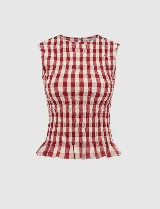 Top sin mangas con cuello redondo y diseño ajustado con frunces elásticos a cuadros rojos y blancos.