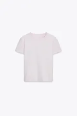Camiseta rosa de algodón, corte slim fit, cuello redondo y manga corta.