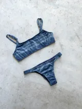 Conjunto de bikini azul con textura, compuesto por un corpiño con breteles regulables y una bombacha tipo tanga.