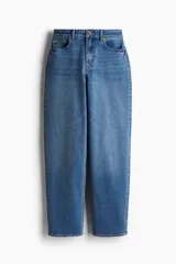 Pantalón de jean azul de tiro alto, corte recto y cinco bolsillos.