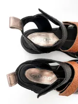 Sandalias de cuero multicolor (negro, marrón y dorado) con tiras ajustables con velcro y suela de goma. Elaboradas artesanalmente en Uruguay.