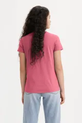 Remera rosa de algodón con logo Levi's Batwing estampado en blanco.