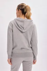 Campera deportiva gris claro con capucha, cierre frontal y bolsillos laterales.