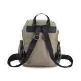 Mochila negra de nylon con tapa y broche metálico. Tiene apertura superior con broche, bolsillos internos, bolsillo con cierre metálico al frente y laterales. Tiene asas rígidas de mano y correas regulables para colgar en la espalda.