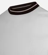 Remera de algodón color crudo con textura vertical, cuello redondo y mangas cortas con rib de color marrón.