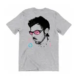 Remera gris jaspeada con estampado en la espalda de un hombre con barba y gafas de sol rosas, con texto circular en tonos celestes y rosados.