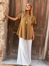 Blusa color camel de seda al sesgo con mangas cortas.