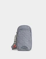 Portacelular gris acolchado de tela deportiva con bolsillo frontal con cierre y puller de goma. Tiene correa regulable y desmontable y cierre superior.