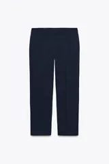 Pantalón de vestir azul marino, de corte recto, con bolsillos laterales y traseros. Se ajusta a la cintura con cierre frontal con cremallera y gancho metálico.