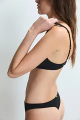 Sostén de bikini o bralette negro, sin aro, con textura acanalada y escote en V.
