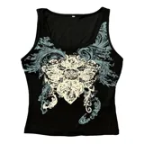 Musculosa negra ajustada con estampado blanco y gris.