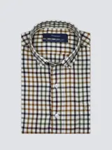 Camisa de hombre a cuadros azules y blancos, de algodón, con cuello abotonado y logo bordado en el pecho.