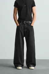 Pantalón de jean azul grisáceo con efecto lavado, corte amplio y tiro alto.