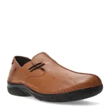 Zapato casual de mujer color marrón claro, estilo mocasín con costuras decorativas en la puntera y elástico negro cruzado en el empeine. Posee suela negra gruesa y ergonómica.