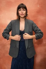 Blazer sastrero color beige con brillos plateados, forrado y confeccionado en simil pana lisa.