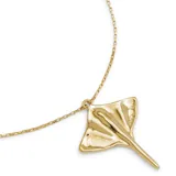 Collar dorado con dije de mantarraya.