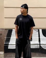 Remera negra de mangas cortas con cuello redondo y logo Umbro estampado en el pecho. Corte clásico.