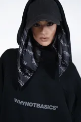 Pañuelo negro con estampado de letras en blanco.