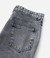 Pantalón de jean de hombre, modelo baggy, color celeste lavado, con bolsillos cargo en los laterales y bolsillos traseros.