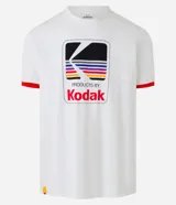 Remera de algodón color crema con cuello redondo y mangas cortas con ribete rojo. Estampa frontal con el logo de Kodak.