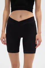 Short negro de poliamida, corte al cuerpo y calce medio.