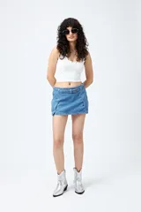 Minifalda negra de denim con cinturón y bolsillos laterales.