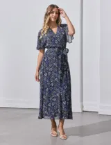 Vestido largo con estampado floral multicolor, escote en V cruzado, cintura elastizada con lazo de ajuste y forro interno. Marca Sandra Darren.