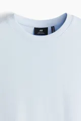 Remera celeste de corte estándar, con cuello redondo ribeteado y bajo recto. Confeccionada con tejido funcional COOLMAX®, una fibra de poliéster de secado rápido que elimina la humedad y regula la temperatura corporal.