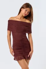 Vestido corto marrón de mesh, con escote off-shoulder y fruncido en la falda.