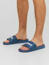Sandalia azul marino de goma, con la inscripción "JONES" en blanco en la tira superior y el logo de Jack & Jones en la plantilla.