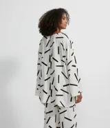 Kimono corto de viscosa con estampado de pinceladas en blanco y negro, y borde con estampado animal print de jaguar en tonos marrones.