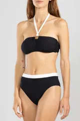 Bombacha de bikini negra con cintura alta y elástico blanco en la cintura.