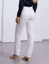 Pantalón blanco de gabardina elastizada, marca Zac & Rachel, con bolsillos delanteros y traseros.
