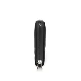 Billetera grande de símil cuero color negro con pespuntes formando rombos. Tiene cierre perimetral plateado, logo XL plateado en el frente y múltiples compartimentos internos.