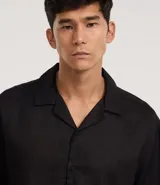 Camisa masculina de lino negro, modelo boxy, con cuello bowling y manga corta.