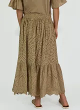 Pollera larga color beige con bordado calado y cintura elastizada.