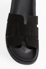 Sandalias negras con acabado cepillado suave, tira ancha y plantillas preformadas.