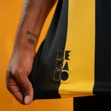 Camiseta de fútbol Puma del Club Atlético Peñarol, modelo Home. Diseño a rayas verticales amarillas y negras, con cuello redondo y detalles en amarillo en las mangas. Incluye escudo del club y logo Puma.